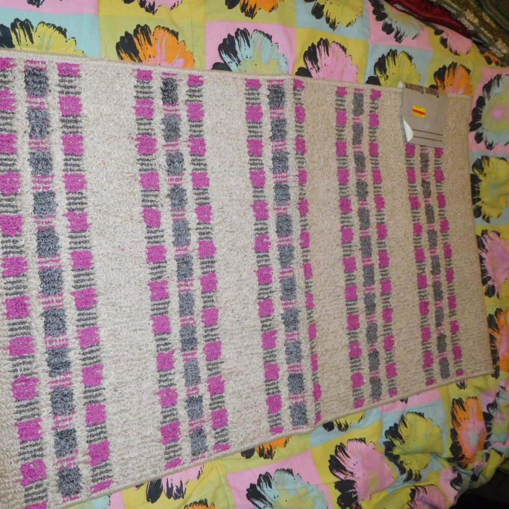 NEW TOWN SQUARE BRAND BEIGE GREEN PINK PATTERNED ACCENT RUG 34" X 20" USA MADE